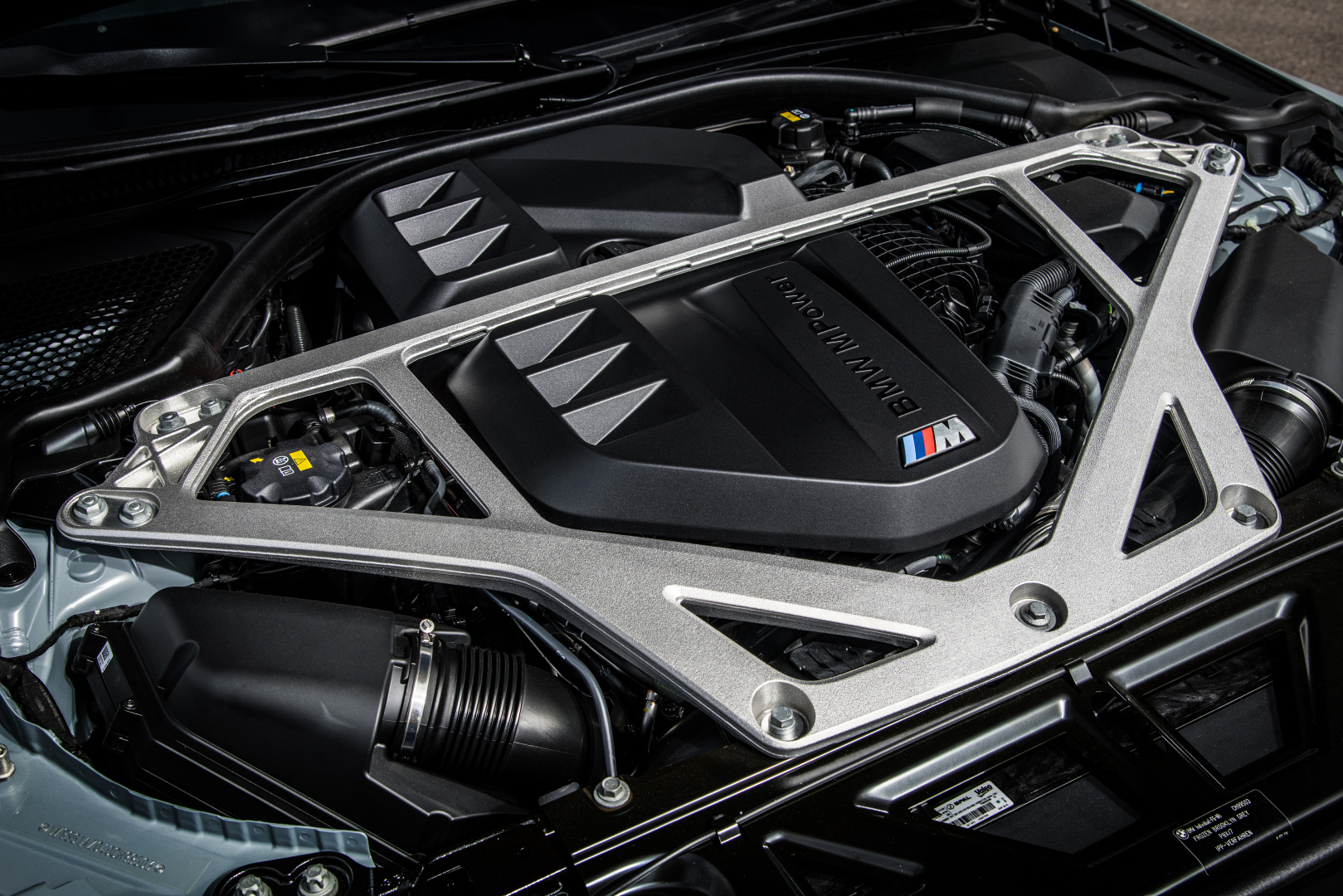 SMALL_P90461679_highRes_the-new-bmw-m4-csl-n